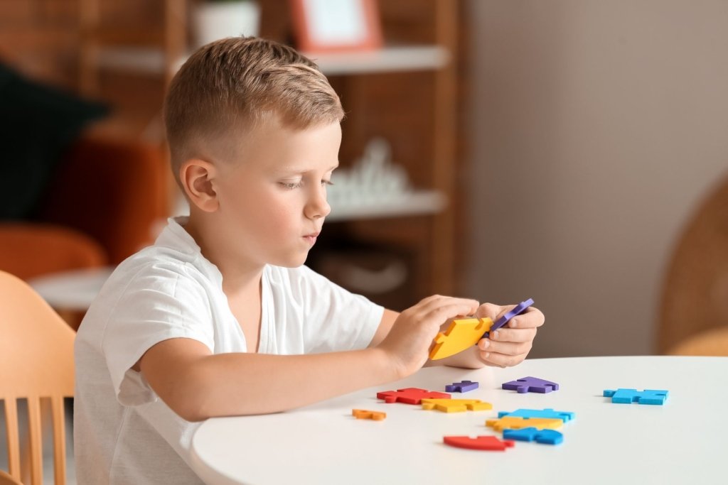 تقنيات التدخل في علاج التوحد باستخدام تحليل السلوك التطبيقي: صورة لطفل في مركز لعلاج التوحد